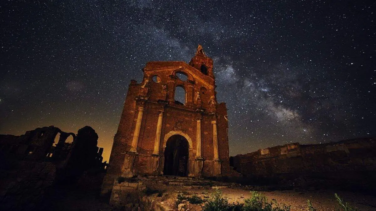 Cielo estrellado sobre el Pueblo Viejo de Belchite. / SIM&Oacute;N ARANDA