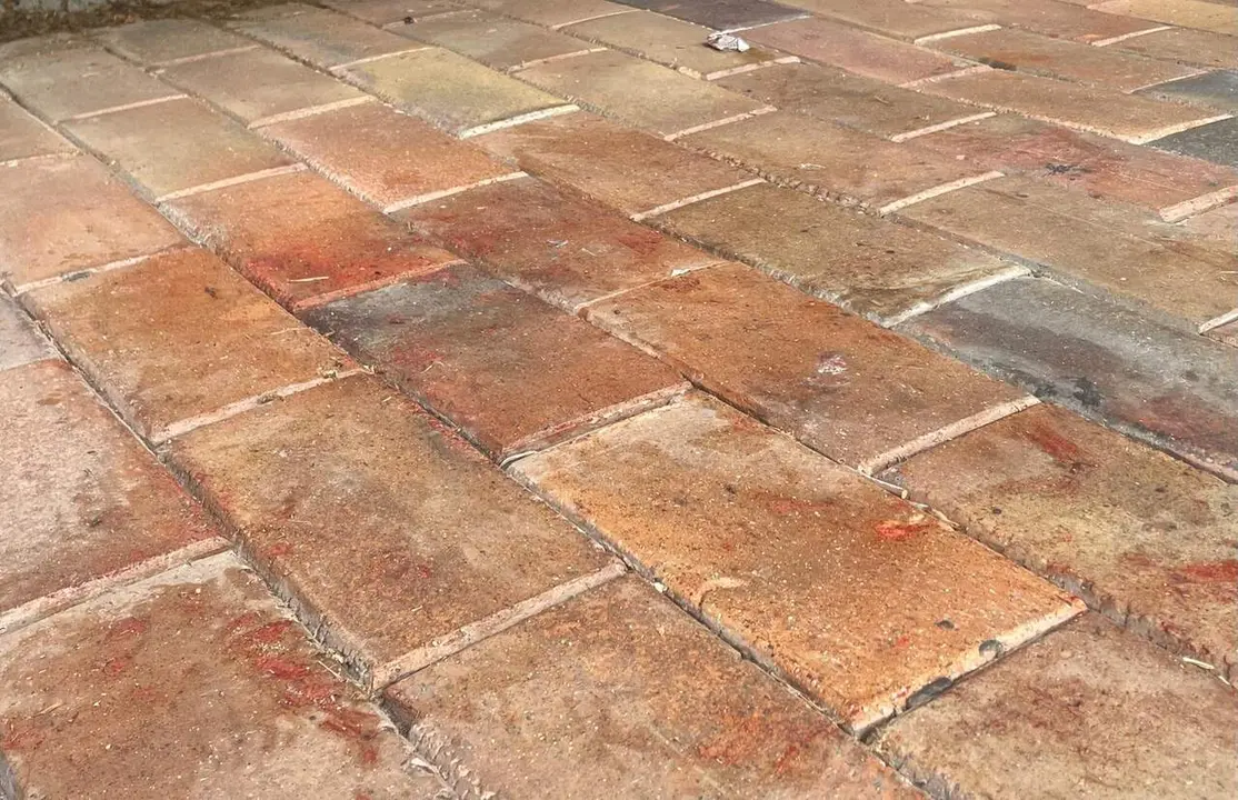 imagen de la sangre que qued&oacute; en el suelo tras el &uacute;ltimo incidente de ataque con machetes en 2025/H.A.