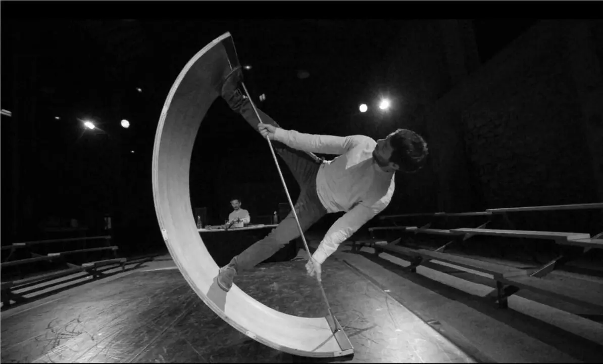 La propuesta concebida por el artista circense Jonathan Guichard, '3D', explora la relaci&oacute;n entre cuerpo, sonido y objeto. / AZ