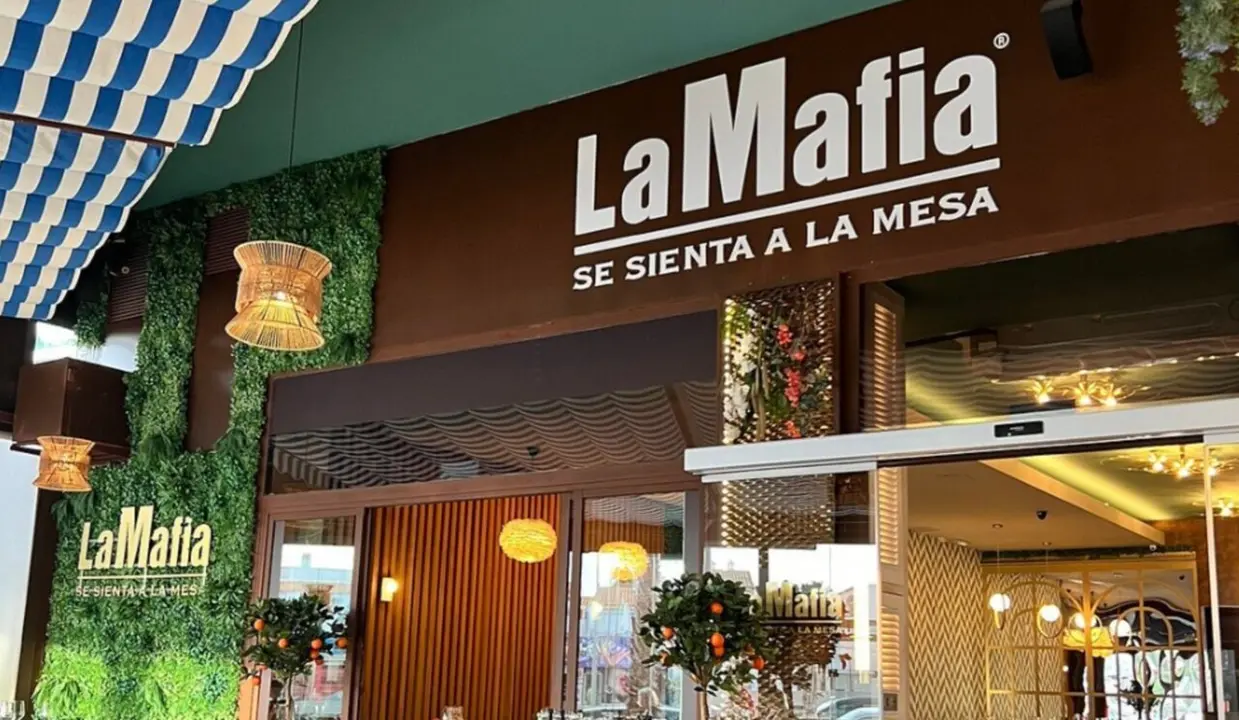 Un restaurante de La Mafia se Sienta a la Mesa / TA