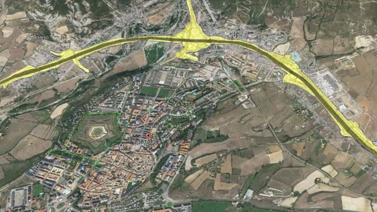 Terrenos que ocupar&aacute; el tramo central del proyecto de la Variante Norte de Jaca, 
replanteado sobre una vista a&eacute;rea oblicua, hacia el norte / Google Earth