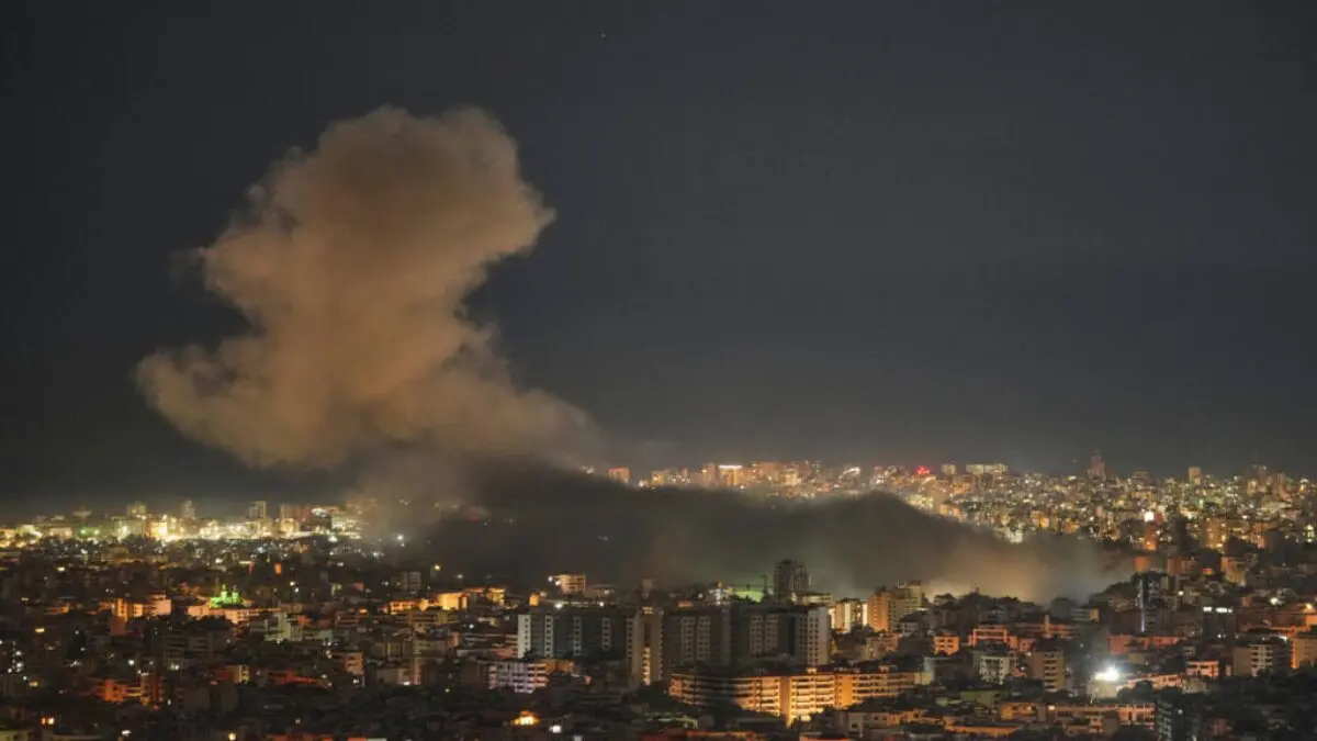 Humo tras un ataque a&eacute;reo israel&iacute; en la zona de Dahiyeh, en Beirut, el jueves 5 de marzo de 2026 ,/ AP - Hassan Ammar