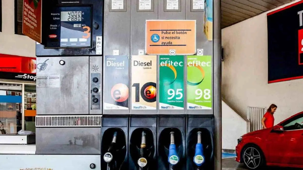 Surtidores en una gasolinera / HOY ARAG&Oacute;N