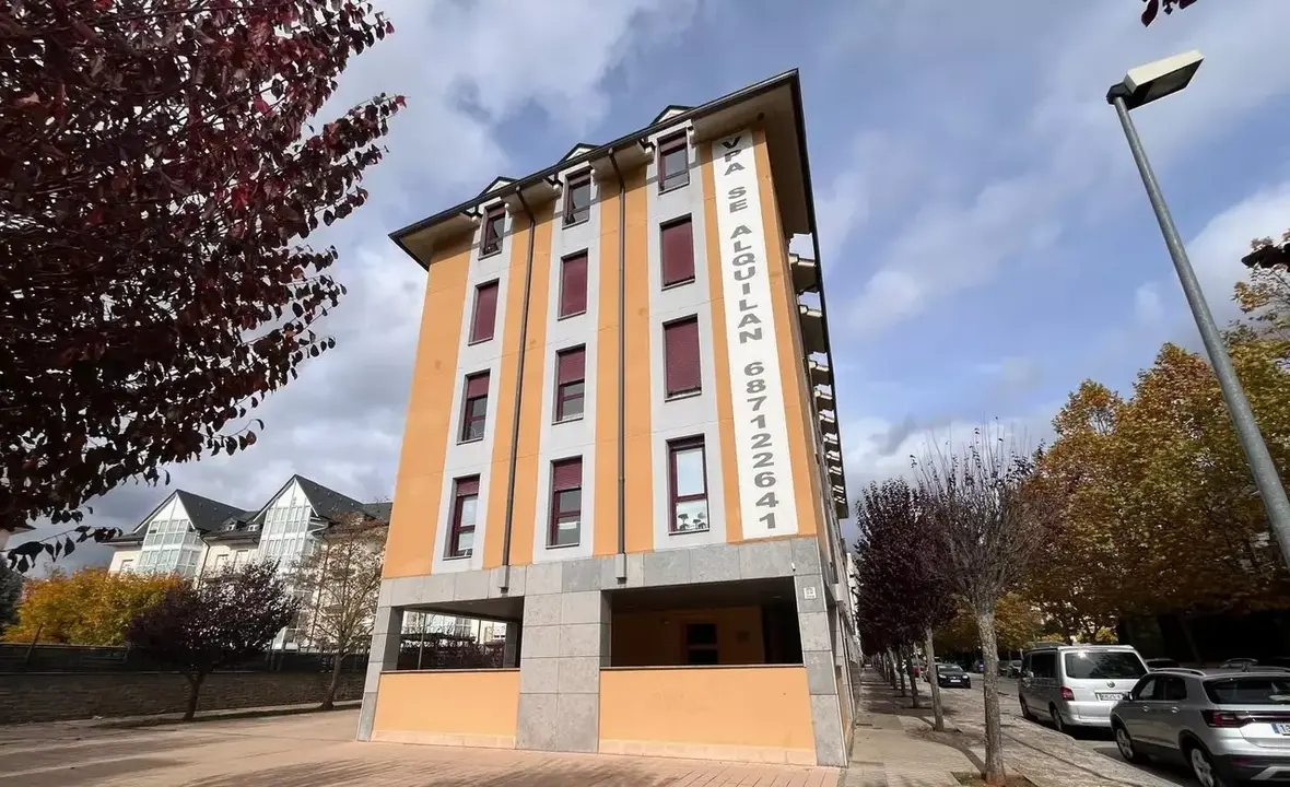 El Ayuntamiento de Jaca media en el conflicto por las VPO mientras siguen cuatro contratos sin acuerdo ./ El Diario de Huesca