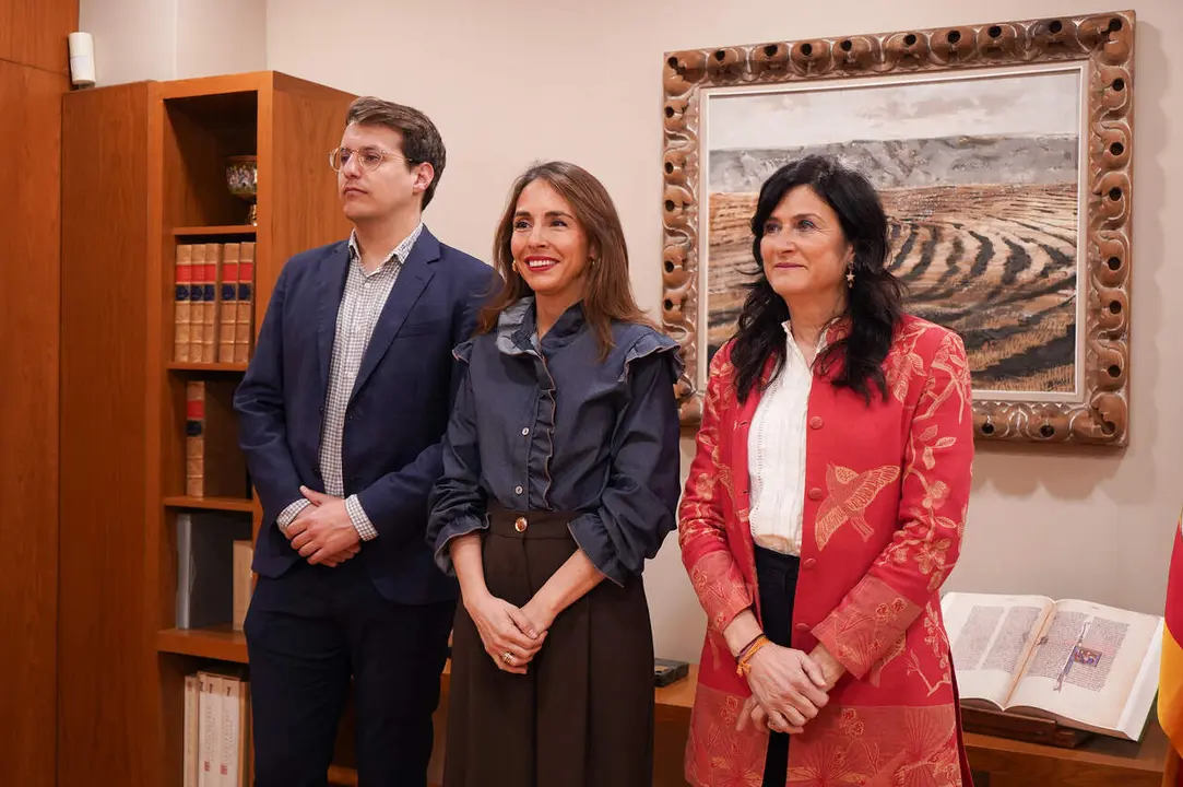 El portavoz de Chunta Aragonesista, Jorge Pueyo, junto a la presidenta de las Cortes, Mar&iacute;a Navarro (centro) e Isabel Lasobras de Chunta Aragonesista / Cortes de Arag&oacute;n
