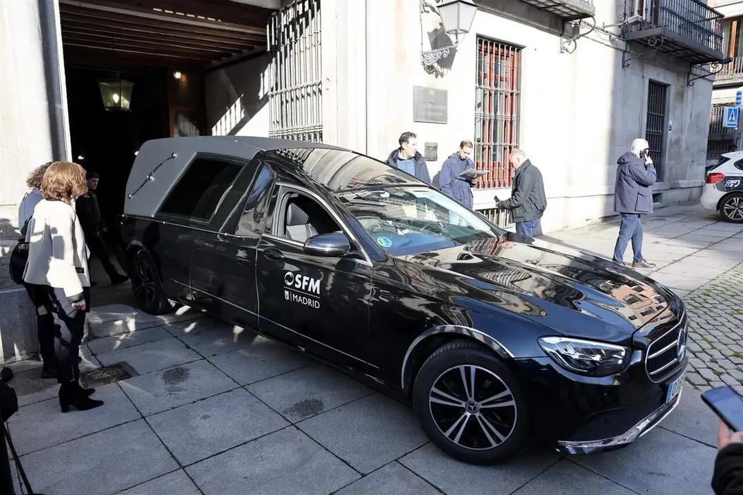 El coche f&uacute;nebre con los restos mortales de Ra&uacute;l del Pozo llega a la capilla ardiente instalada en la Casa de la Villa, a 11 de marzo de 2026, en Madrid (Espa&ntilde;a). El periodista y escritor ha fallecido a los 89 a&ntilde;os de edad. / EP