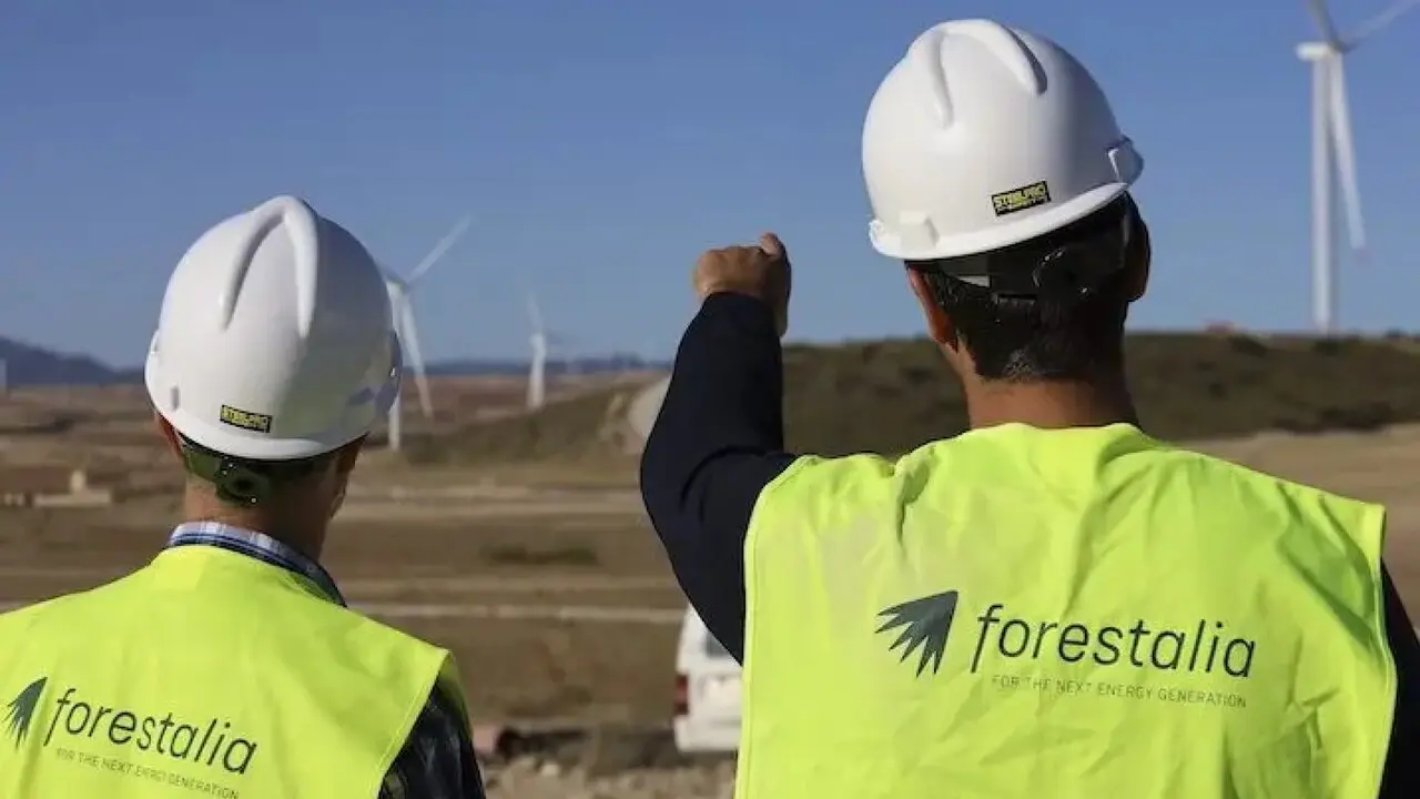 Varios trabajadores de Forestalia en una de sus plantas de renovables / Forestalia