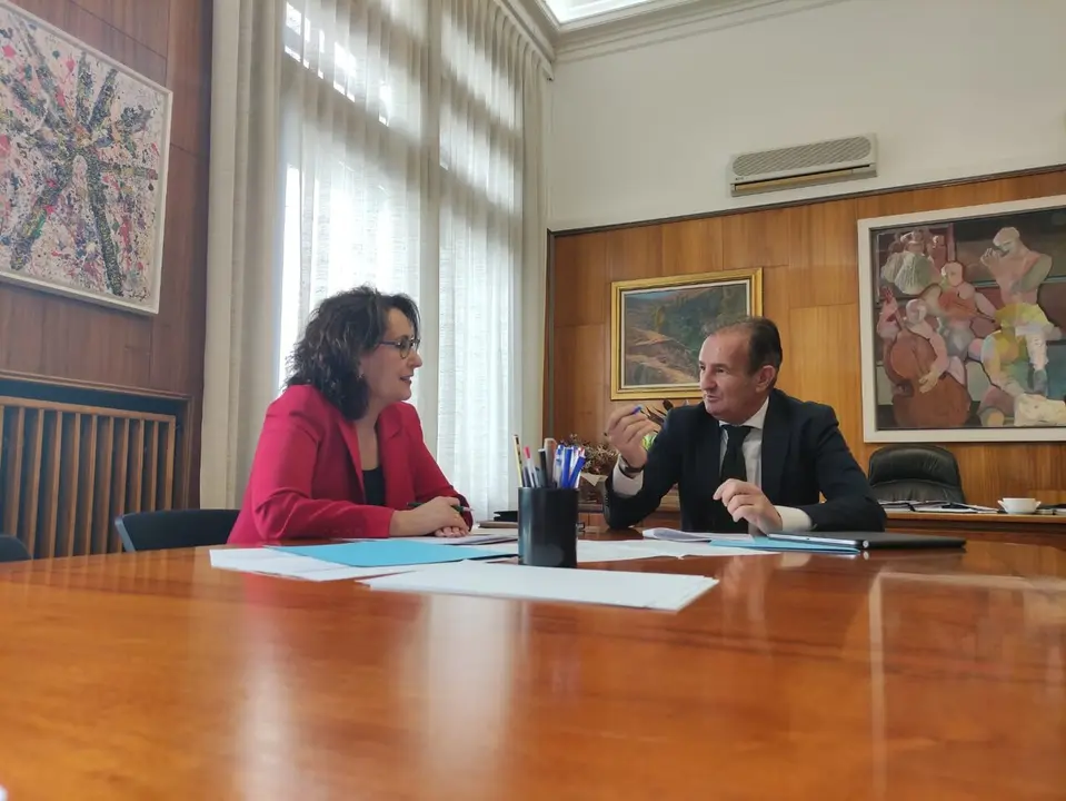 Eva Torres y &Aacute;ngel Lor&eacute;n en el Ayuntamiento de Zaragoza. /AZ