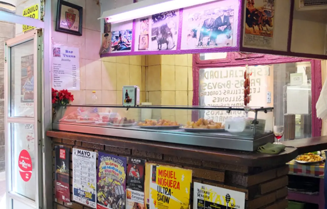 El bar Texas por dentro, con sus bravas y fritos nada m&aacute;s entrar al local / HOY ARAG&Oacute;N