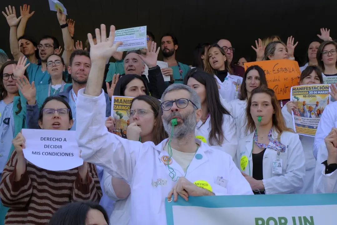 Concentraci&oacute;n huelga m&eacute;dicos en el hospital Cl&iacute;nico Universitario. FOTO Johanna Aznar 7