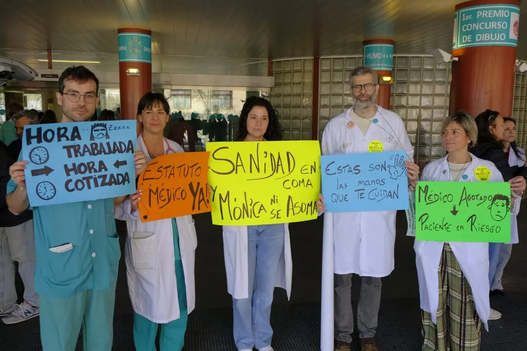 Concentraci&oacute;n huelga m&eacute;dicos en el hospital Cl&iacute;nico Universitario. / Johanna Aznar