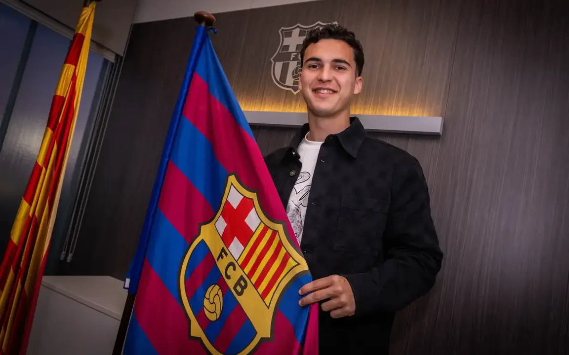 &Aacute;lvaro Cort&eacute;s durante su renovaci&oacute;n con el FC Barcelona / FCB