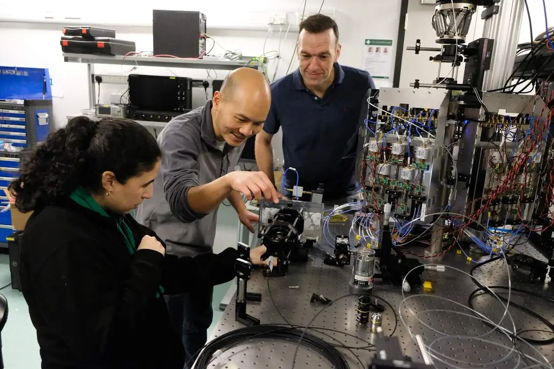 De izquierda a derecha, Kaoutar Benyahya, Kai Shi y Paolo Costa &mdash;investigadores de Microsoft en el equipo que desarroll&oacute; el nuevo sistema de cableado MicroLED&mdash; junto a uno de los prototipos que utilizaron para desarrollar la tecnolog&iacute;a. Foto de Chris Welsch para Microsoft.