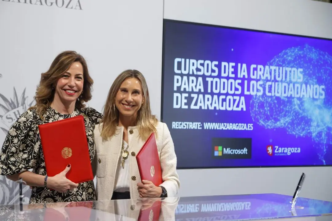 La alcaldesa, Natalia Chueca, con la directora de Capacitaci&oacute;n en IA de Microsoft Espa&ntilde;a, Sonia Marzo. /AZ