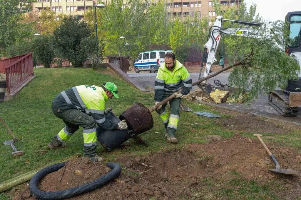 Imagen de archivo de operarios de FCC. /AZ