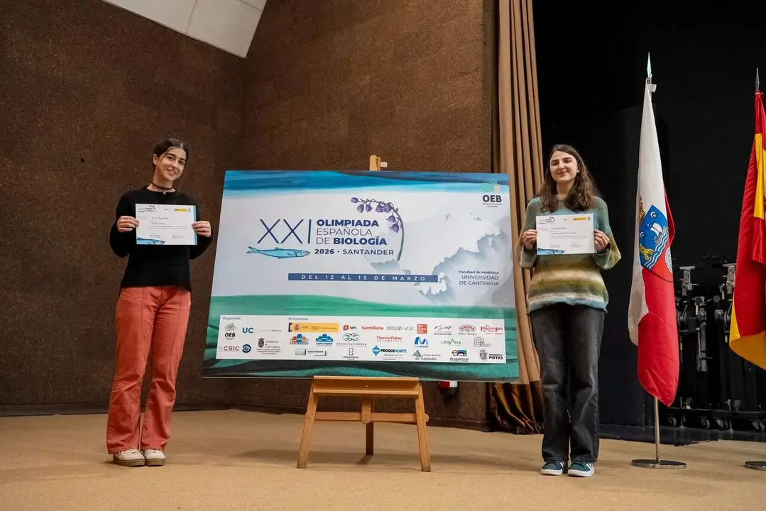 Estela G&aacute;lvez, de Escuelas P&iacute;as, y Patricia Pueyo, del IES Goya, en la fase nacional de la Olimpiada de Biolog&iacute;a en Santander. / H.A