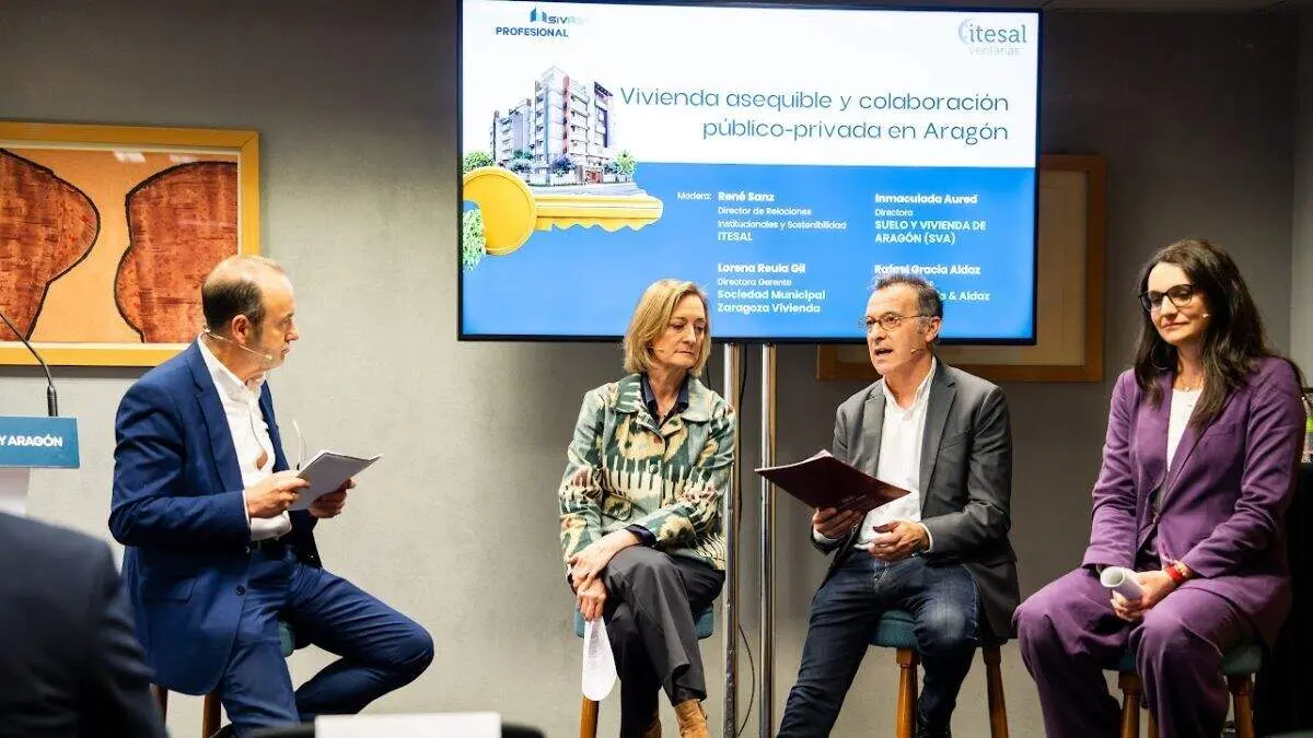 Mesa de debate sobre la colaboraci&oacute;n p&uacute;blico-privada para construir vivienda asequible. / &Aacute;LVARO CALVO