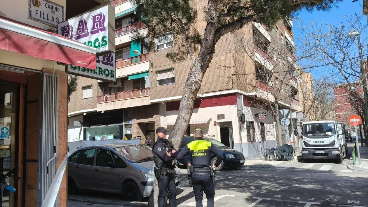 Agentes de Polic&iacute;a Nacional y Polic&iacute;a Local en el lugar del tiroteo ./ H.A