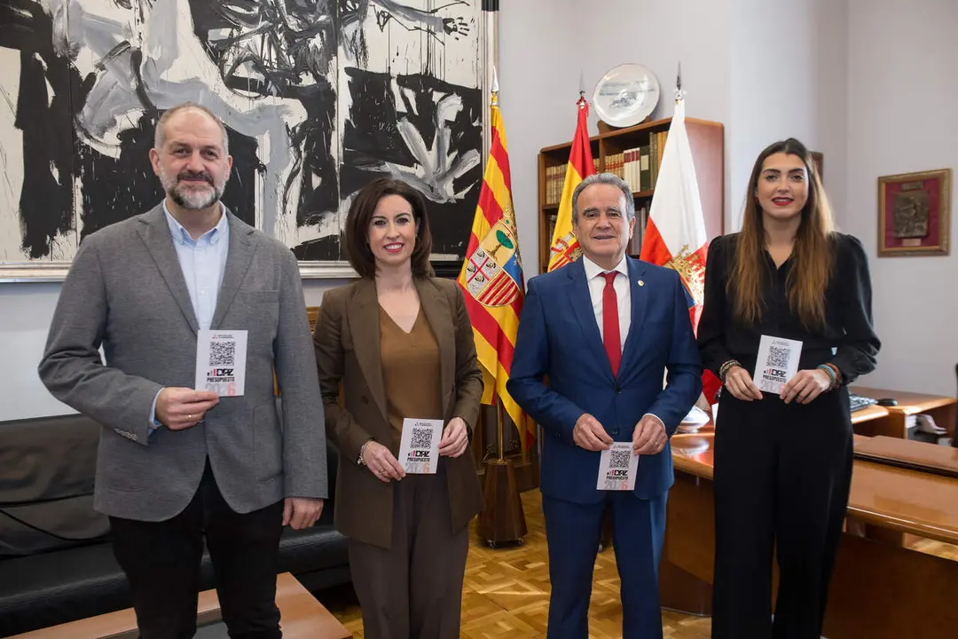 El presidente, Juan Antonio S&aacute;nchez Quero, y la vicepresidenta, Teresa Ladrero, con Nerea Mar&iacute;n (Com&uacute;n-IU) y Jos&eacute; Manuel Latorre (CHA).