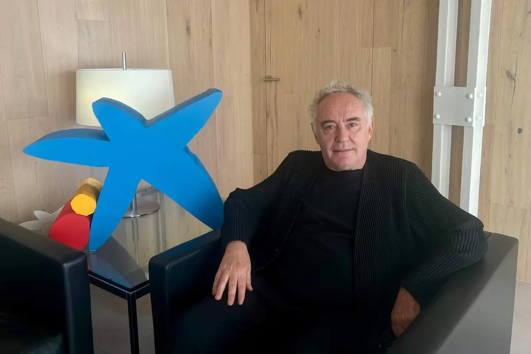 Ferran Adri&agrave; en la sede de CaixaBank ubicada en la calle Coso, 47. / H.A.