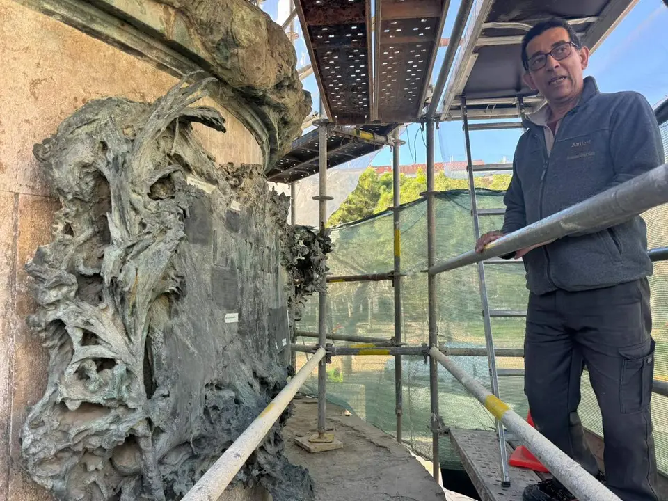 Trabajos de renovaci&oacute;n de la plaza de Los Sitios. /AZ