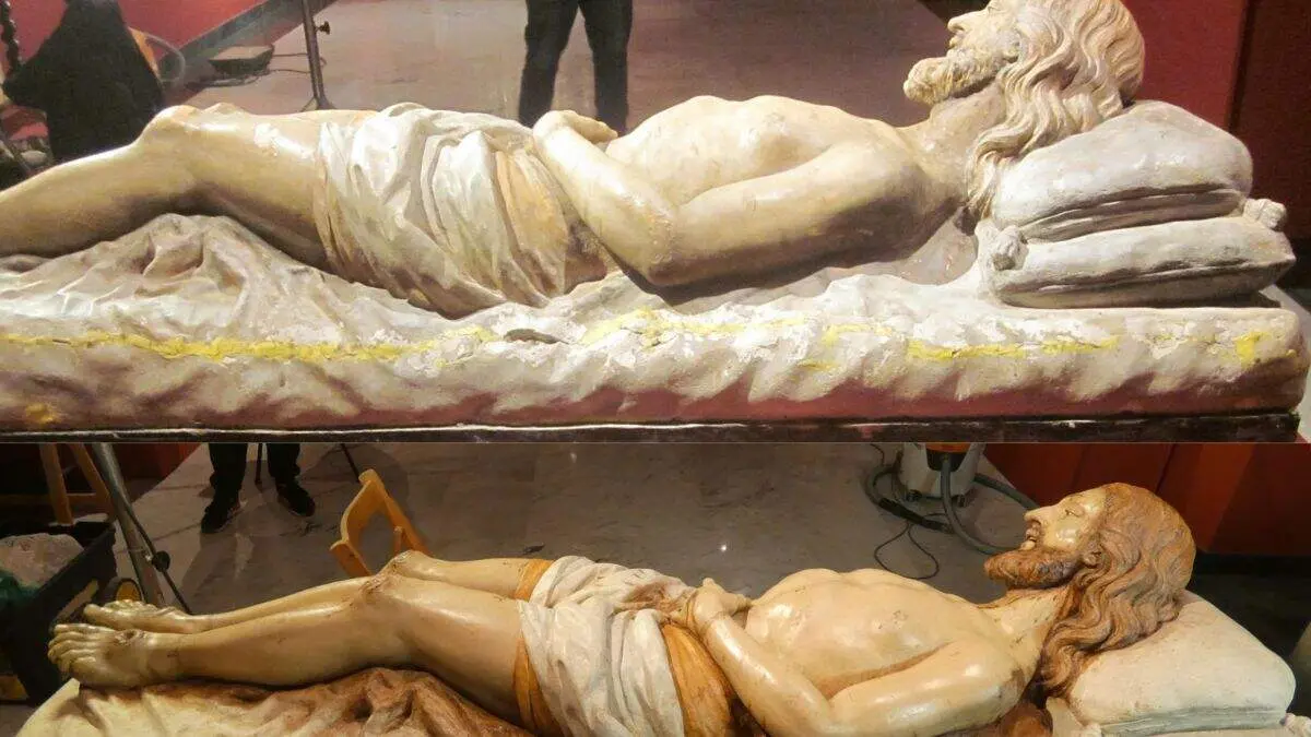 Antes y despu&eacute;s de la escultura del Cristo yacente de Borja. / DPZ