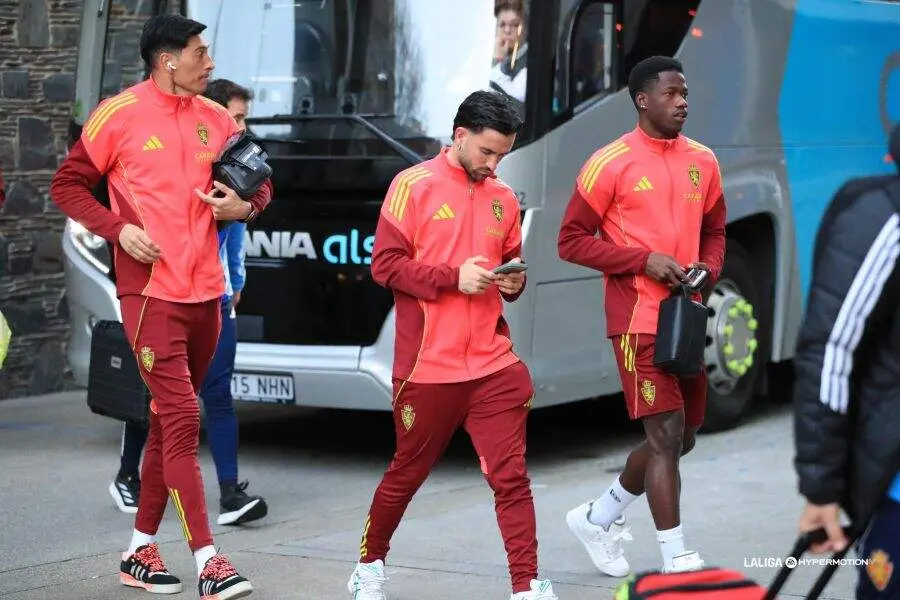 Jugadores del Real Zaragoza bajando del autob&uacute;s / LaLiga