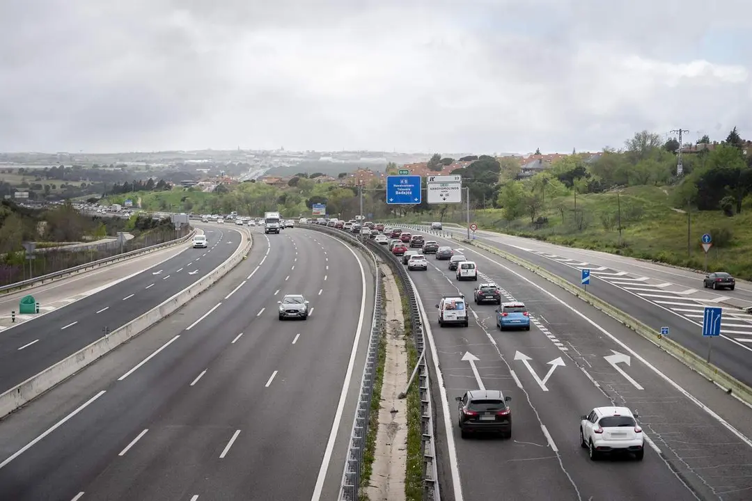 Tr&aacute;fico en la autov&iacute;a A-5 a su paso entre M&oacute;stoles y Arroyomolinos durante la segunda fase de la operaci&oacute;n salida por Semana Santa en 2024 / Europa Press