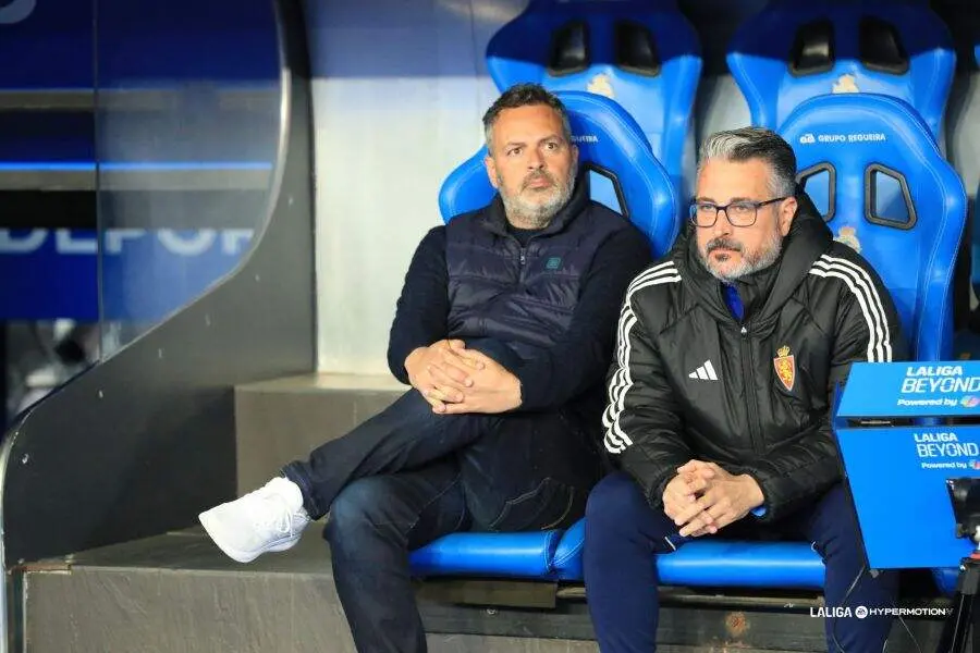 David Navarro junto a N&eacute;stor P&eacute;rez en el banquillo del Real Zaragoza / LaLiga