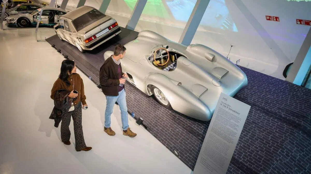 Exposici&oacute;n de Mercedes Benz en el Mobility City de Zaragoza. / FUNDACI&Oacute;N IBERCAJA