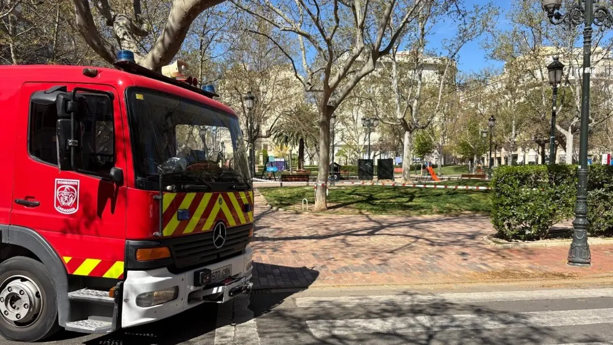 Plaza de los Sitios cerrada por los bomberos ante las fuertes rachas de viento que se esperan este s&aacute;bado y el domingo.
- AYUNTAMIENTO DE ZARAGOZA