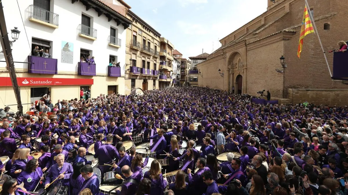 Archivo - Multitud de personas tocan tambores en la Plaza de Espa&ntilde;a de Calanda, a 15 de abril de 2022, en Calanda, Teruel, Arag&oacute;n (Espa&ntilde;a). El mediod&iacute;a del Viernes Santo se produce en Calanda la &lsquo;rompida de la hora&rsquo; de los tambores ./ Javier Escriche - Europa Press - Archivo