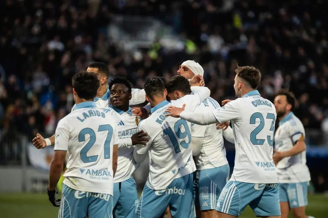 Jugadores del Real Zaragoza celebrando un gol ante el Racing de Santander / Marcos Cebri&aacute;n