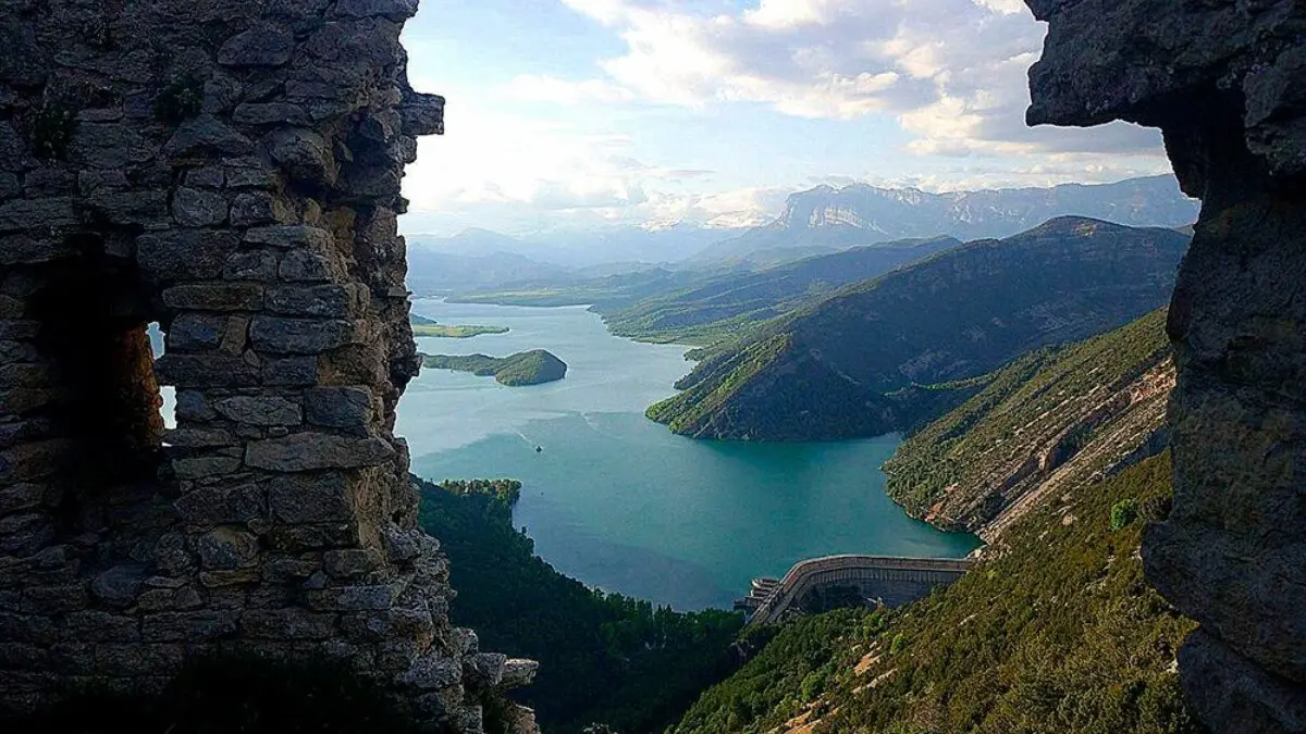 El Embalse de Mediano visto desde el Castillo de Samitier ./ Cima Norte