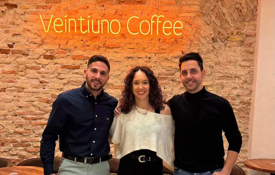 Adri&aacute;n Barcel&oacute;, Jonathan Gorri y Mar&iacute;a Crespo, de Veintiuno Coffee