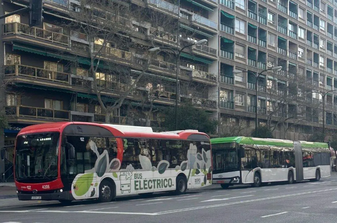 Un nuevo bus de Solaris realiza pruebas junto a uno de Avanza en Zaragoza.