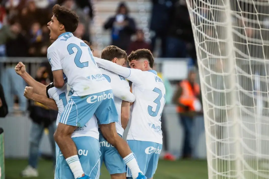 Jugadores del Real Zaragoza celebran un gol ante el Racing / Marcos Cebri&aacute;n