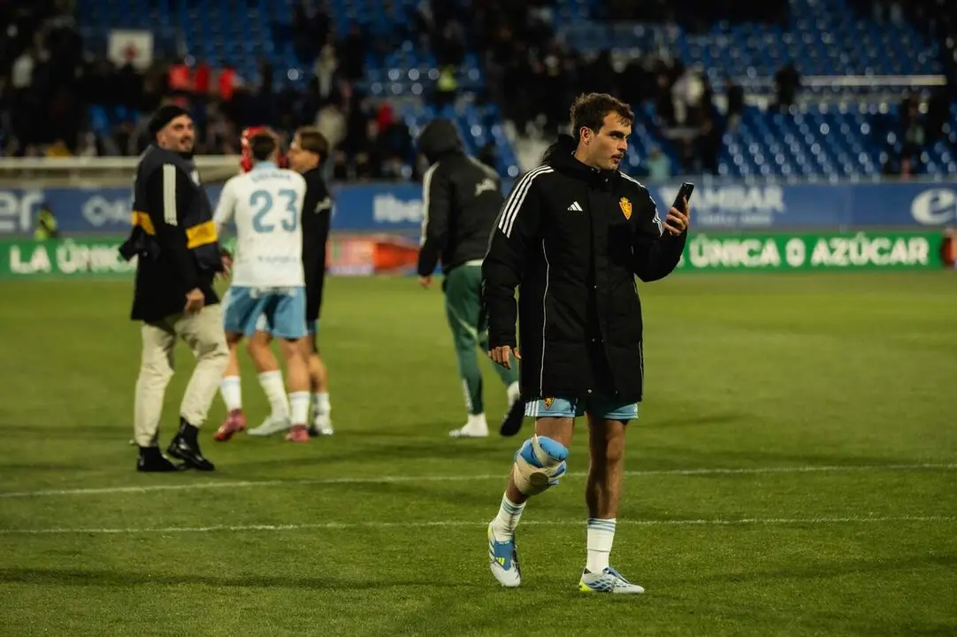 Francho Serrano con un aparatoso vendaje en la rodilla / Marcos Cebri&aacute;n