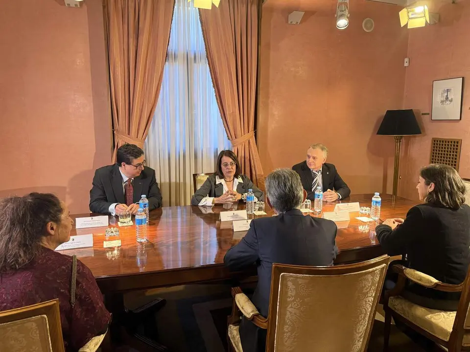 El acto, que ha tenido lugar en el Palacio de Armijo, es una tradici&oacute;n que une a la instituci&oacute;n y a la cofrad&iacute;a desde 1994. / EP