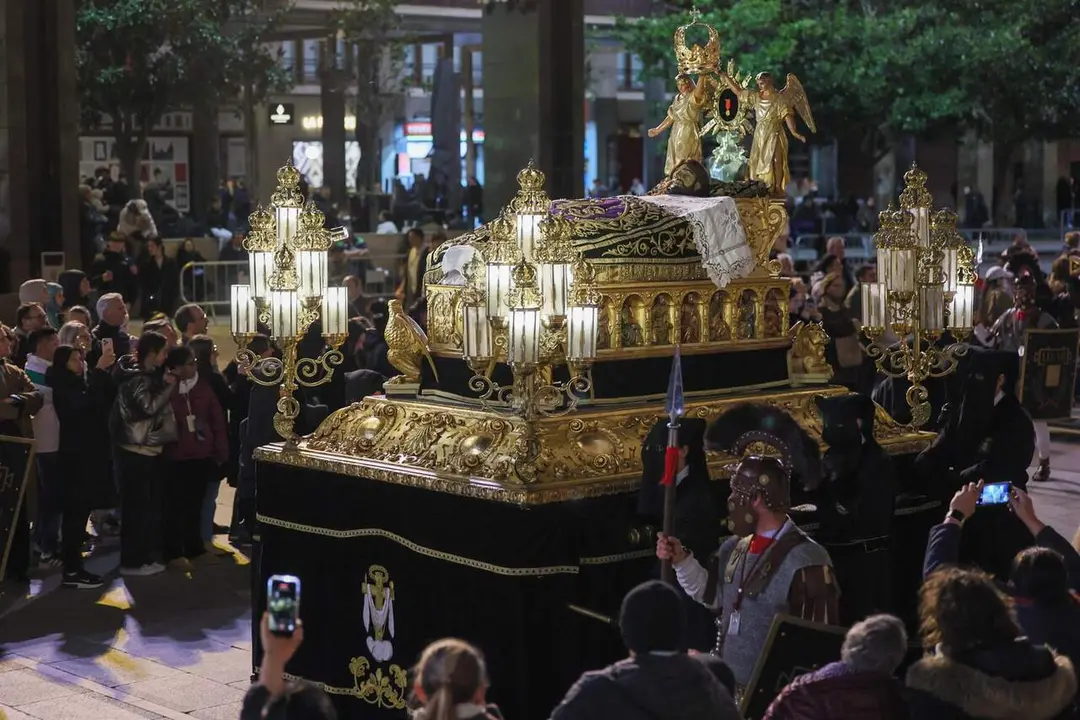 Procesi&oacute;n del Santo Entierro, con el Cristo de la Cama de la Hermandad de la Sangre de Cristo.
- ALDO BRICE&Ntilde;O