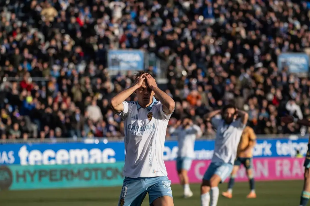 Dani G&oacute;mez se lamenta durante un partido con el Real Zaragoza / Marcos Cebri&aacute;n