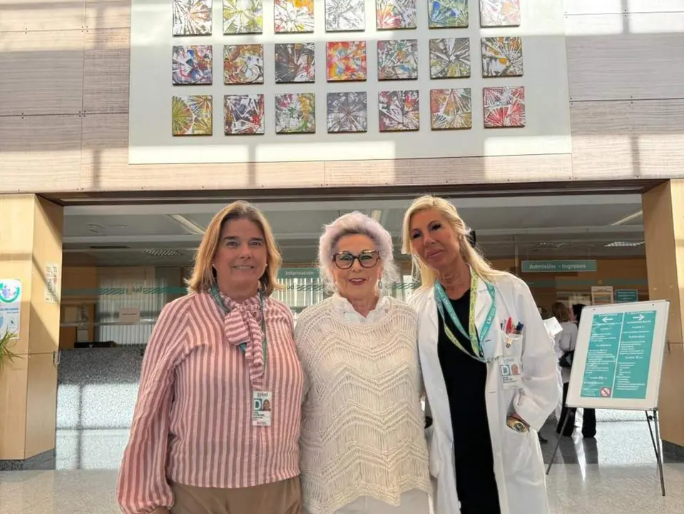 La gerente del Sector sanitario Zaragoza II, Patricia Palaz&oacute;n, la artista autora de la obra, Inmaculada Arricivita, y la directora de Enfermer&iacute;a del Hospital, Mercedes Alcaine. / GOBIERNO DE ARAG&Oacute;N