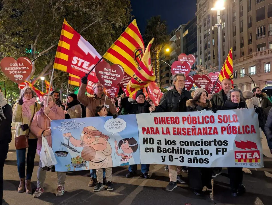 STEA en la manifestaci&oacute;n por la Educaci&oacute;n p&uacute;blica del 26-11-2025.