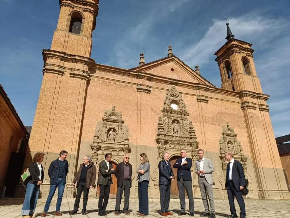 Blasco, Gimeno y Moncada, en la explicaci&oacute;n sobre la restauraci&oacute;n de las fachadas del Monasterio Nuevo de San Juan de la Pe&ntilde;a, junto a otros representantes institucionales y sociales. / Gobierno de Arag&oacute;n