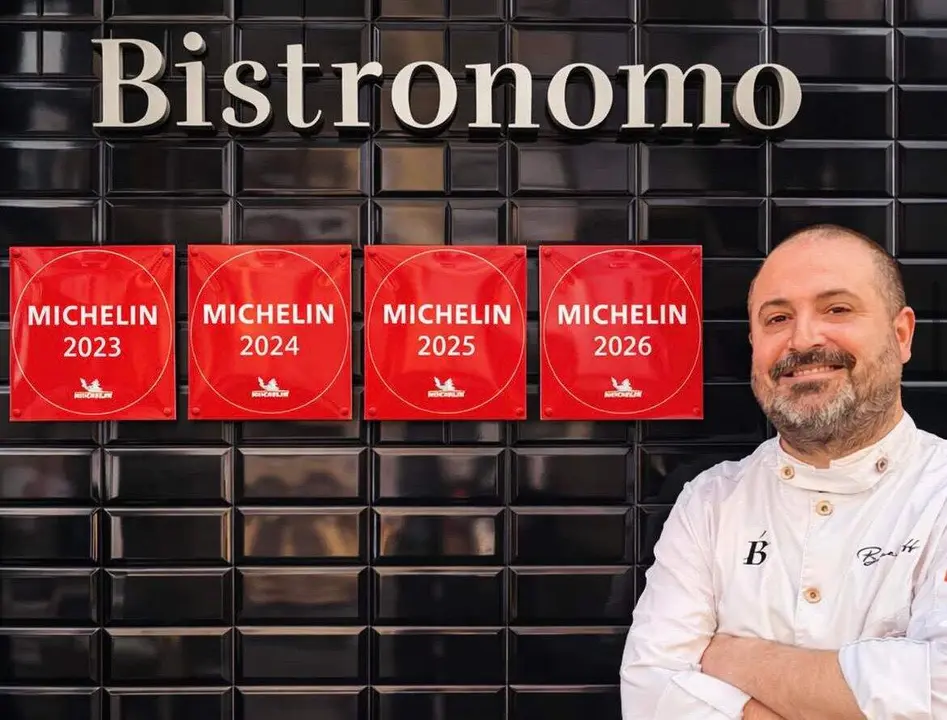 El chef Guillermo Blesa, del restaurante Bistr&oacute;nomo, junto a sus Estrellas Michelin