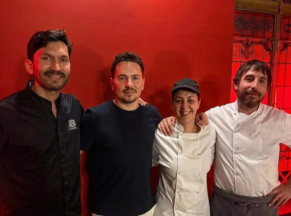 El equipo de La Embajada con el expiloto de Moto GP Jorge Lorenzo / RRSS