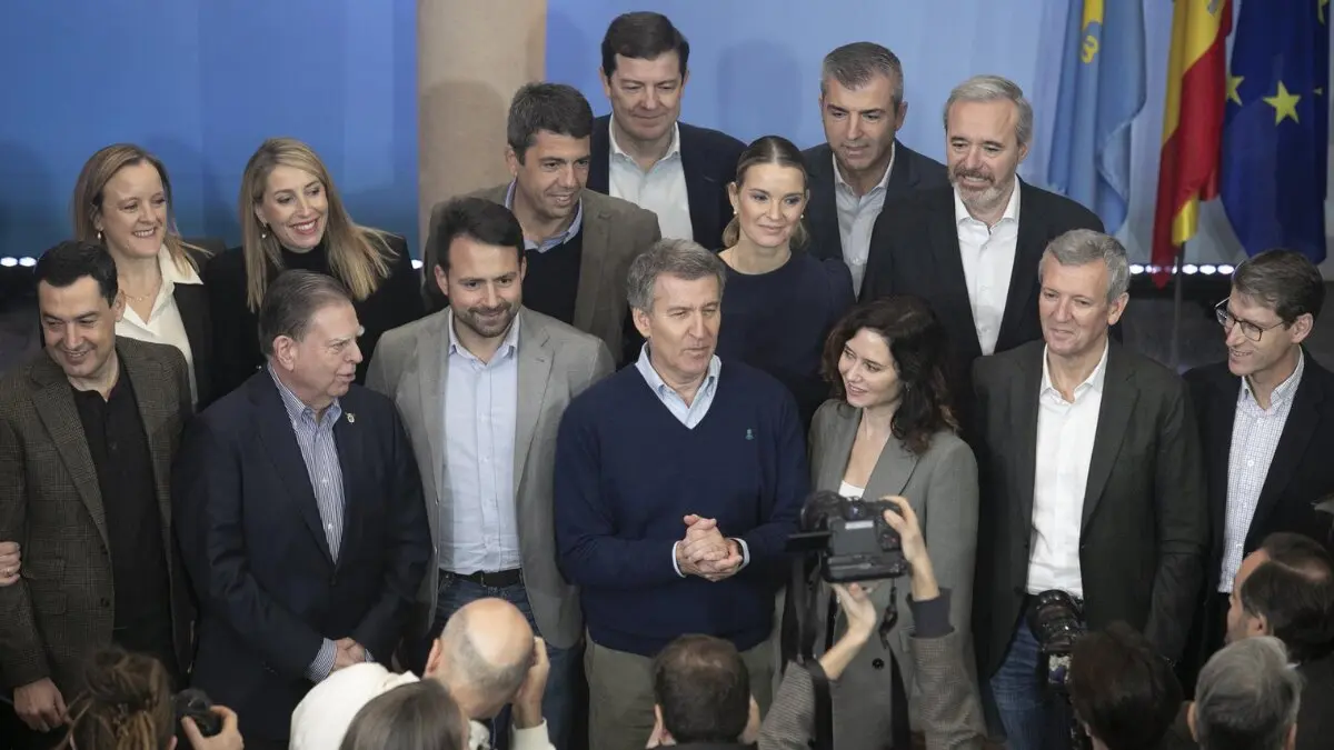 Alberto N&uacute;&ntilde;ez Feij&oacute;o junto a dirigentes del PP durante un acto en Oviedo (Asturias) en enero de 2025. - Europa Press