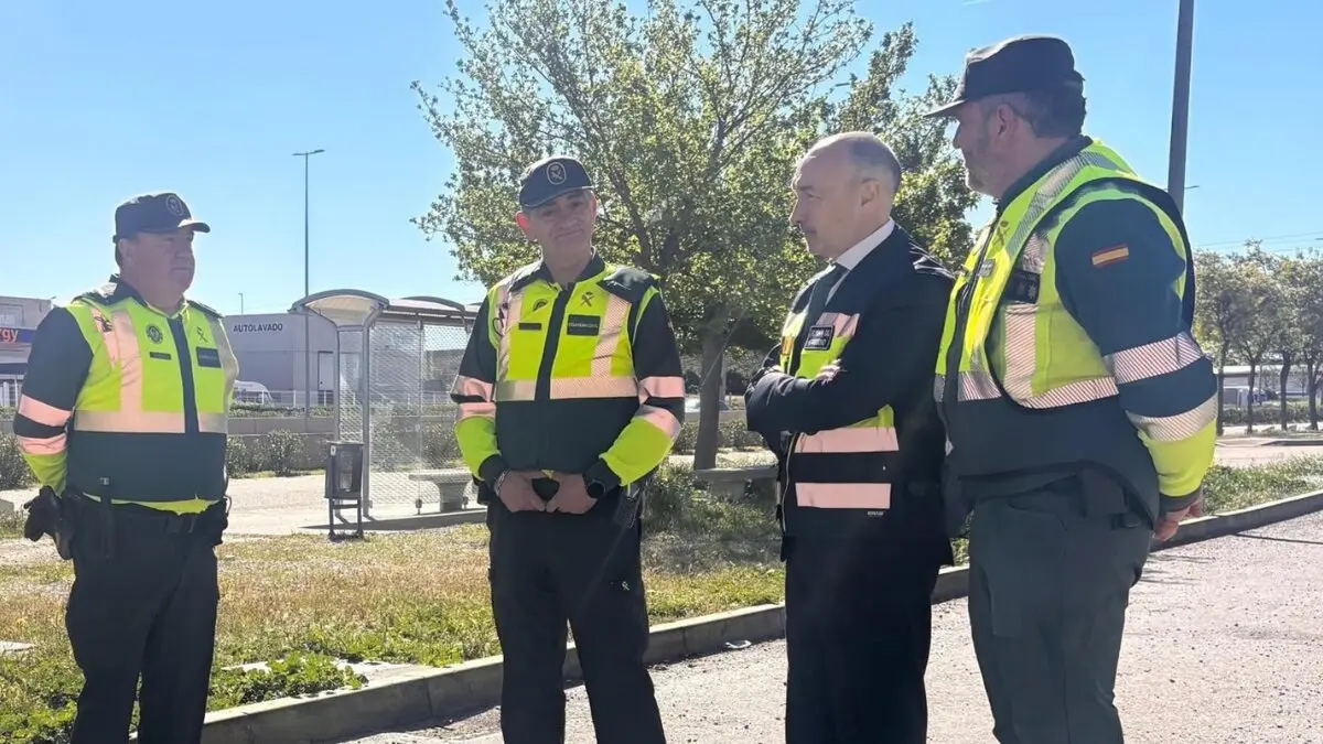 El delegado del Gobierno en Arag&oacute;n, Fernando Beltr&aacute;n, con agentes de Tr&aacute;fico de la Guardia Civil