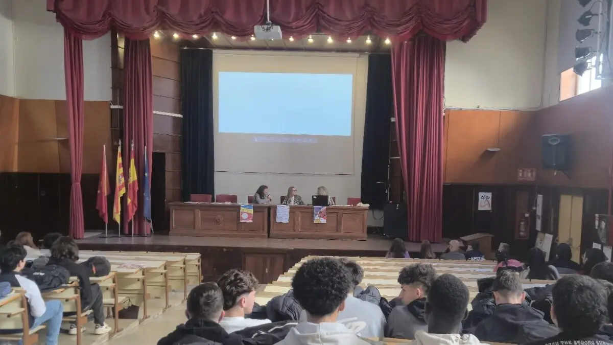 Alumnado del CPIFP Corona de Arag&oacute;n durante la jornada de la Semana de la FP centrada en la transici&oacute;n ecol&oacute;gica y el empleo verde