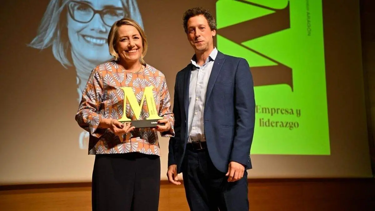 Cristina Luque, recibiendo el premio Mujer Influyente de Arag&oacute;n 2026. / MARCOS CEBRI&Aacute;N